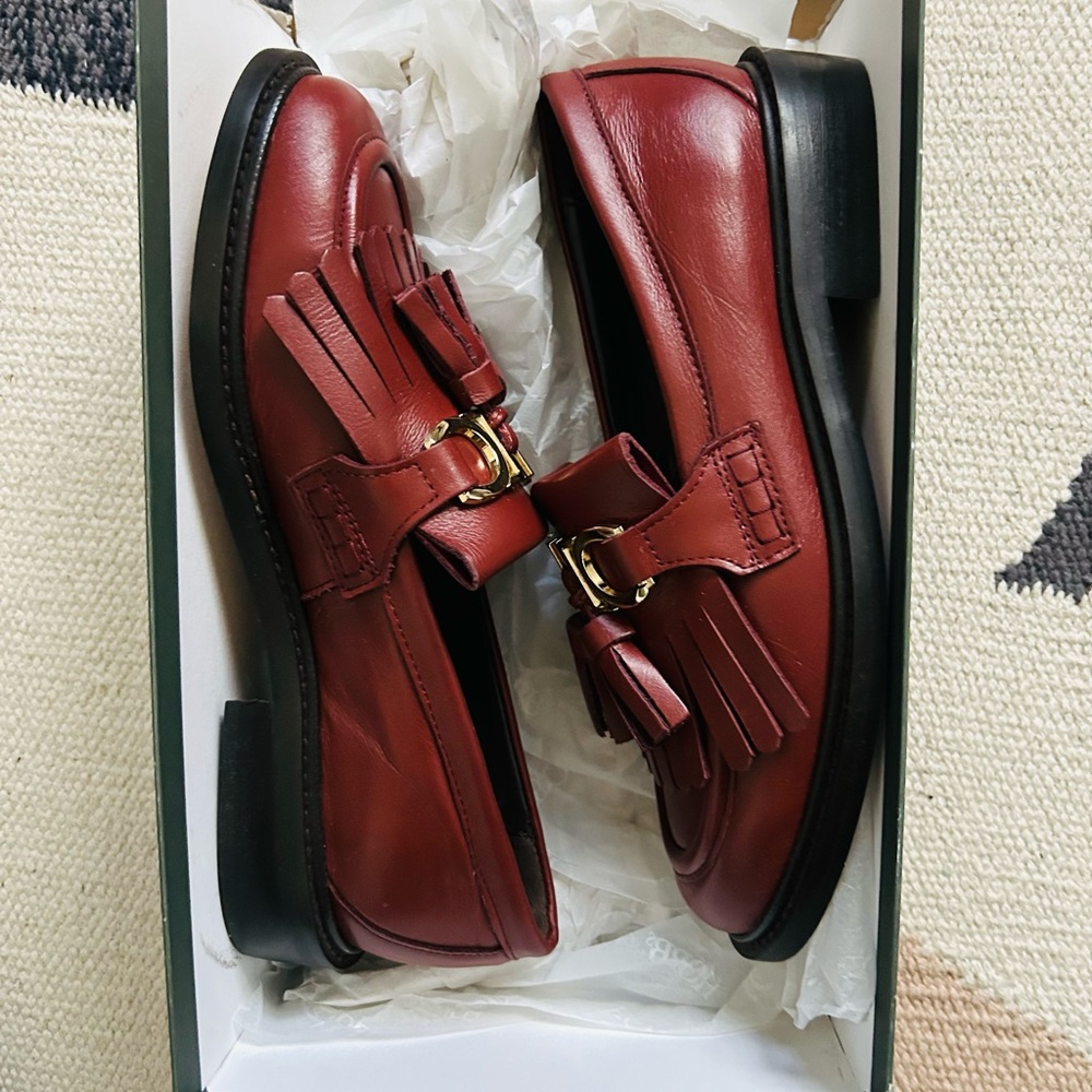 Women’s Tassel Fringe Loafers in Burgundy